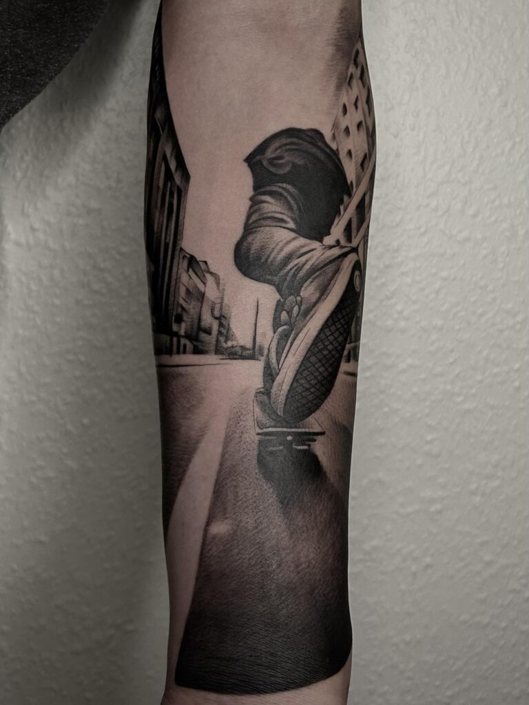 skater tatovering street realisme black-and-grey Aarhus artist