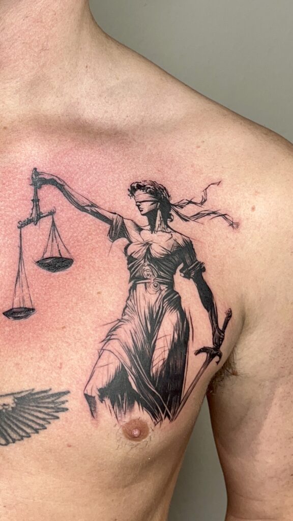 romersk inspireret tatovering woman of justice bryst herre tatovering i Aarhus